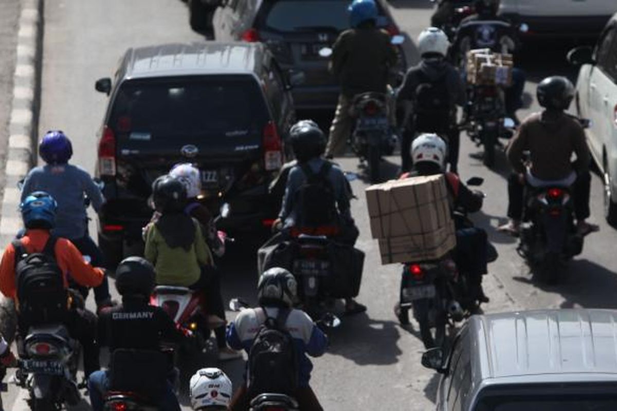 Pengendara sepeda motor memadati Jalan KH Mas Mansyur, Tanah Abang, Jakarta Pusat, Rabu (17/12/2014). Di hari pertama uji coba pembatasan sepeda motor sepanjang Jalan Thamrin-Medan Merdeka Barat, masih terdapat sejumlah pengendara yang belum mengetahui aturan tersebut. KOMPAS/LUCKY PRANSISKA 