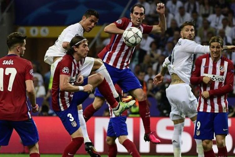 Para pemain Real Madrid dan Atletico Madrid tengah berduel dalam laga final Liga Champions, di Stadion San Siro, Milan, pada Sabtu (28/5/2016) waktu setempat.