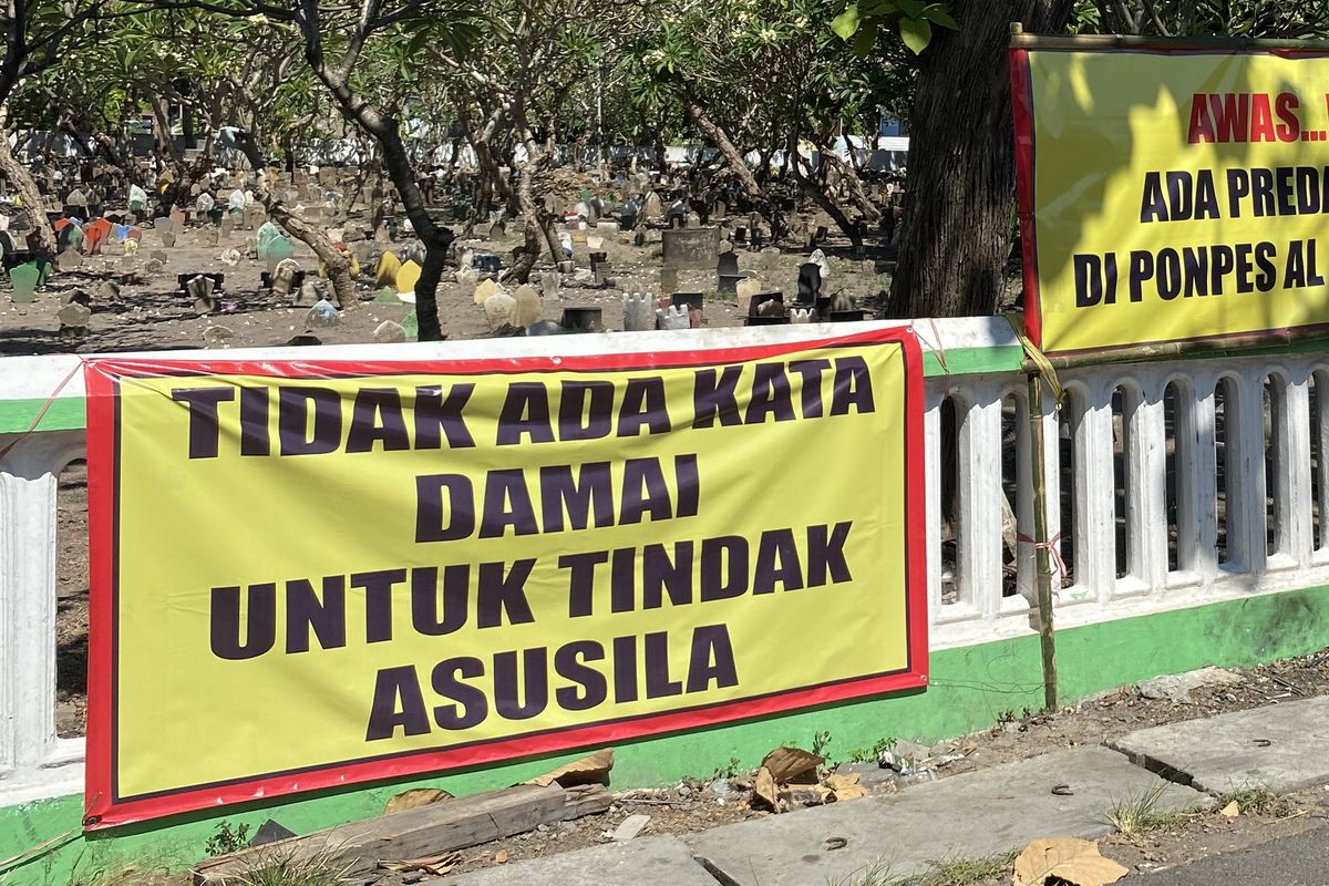 Sejumlah spanduk yang dipasang di depan ponpes Sidoarjo.