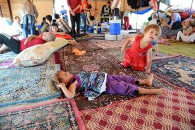 Anak-anak pengungsi Yazidi bermain di dalam tenda-tenda kamp pengungsi di kota Silopi, Turki. Sekitar 2.000 orang pengungsi Yazidi kini ditampung pemerintah Turki setelah meninggalkan kampung halaman mereka di Irak.
