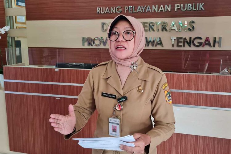 Kepala Dinas Tenaga Kerja dan Transmigrasi (Disnakertrans) Jateng Sakina Rosellasari resmi membuka posko aduan THR 2023 di kantornya, Senin (3/4/2023).