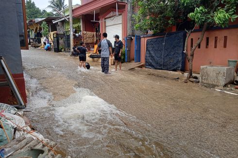Tanggul Jebol, Warga di Puri Citayam Permai Buat Bronjong untuk Menahan Air