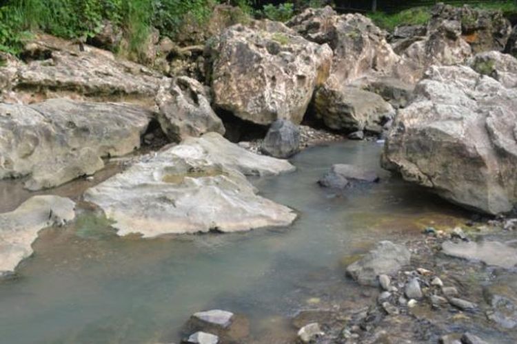 Air sungai di Cing Coleng yang keluar dari celah batu. Goa Cing Coleng berada di Kampung Lambaleda, Desa Tengkuleda, Kabupaten Manggarai Timur, Flores, Nusa Tenggara Timur.