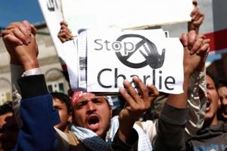 Warga Yaman membawa poster dalam unjuk rasa di luar kedutaan Perancis di Sanaa, memprotes publikasi terbaru kartun Nabi Muhammad oleh majalah satire Charlie Hebdo, 17 januari 2015.