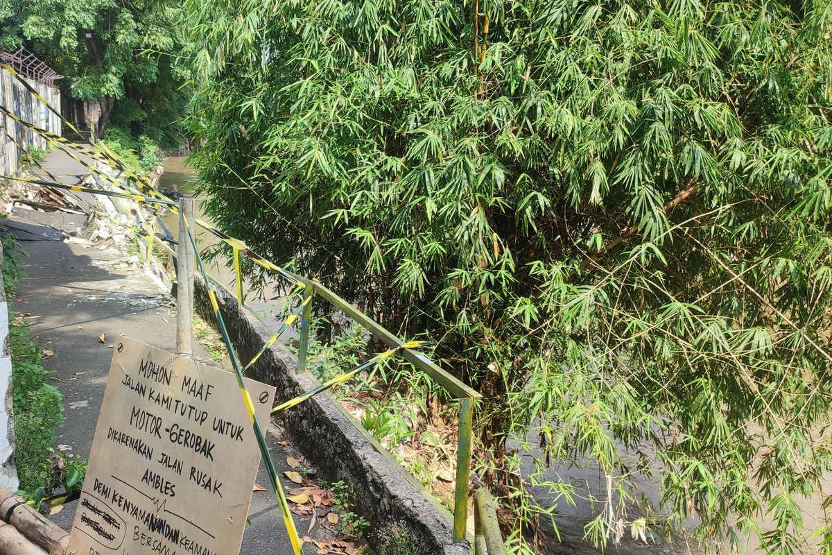 Jalan di Kebon Manggis Jaktim Amblas, Berawal Retakan Turap Aliran Kali