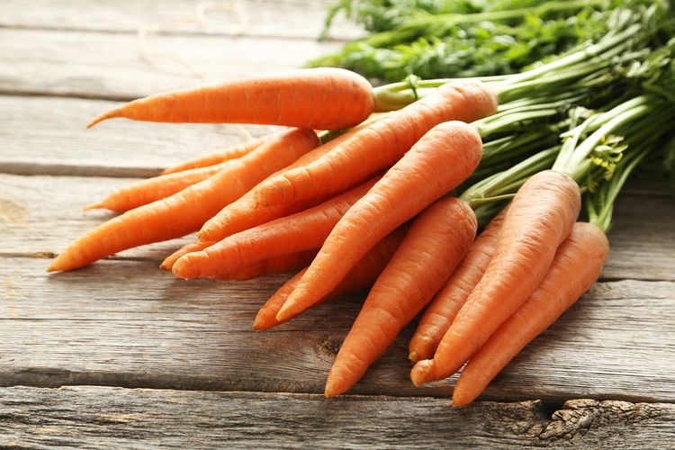 Satu porsi wortel potong mengandung sekitar 52 kalori dan menyediakan lebih dari empat kali asupan vitamin A harian yang direkomendasikan untuk orang dewasa dalam bentuk beta karoten.