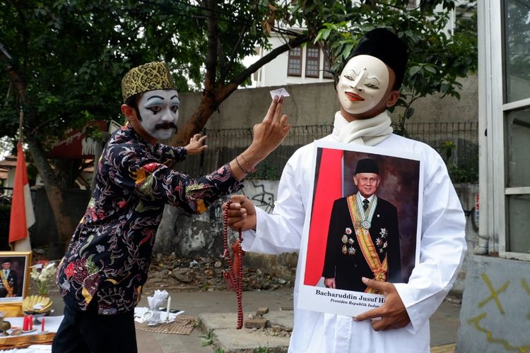 Empat seniman yang tergabung dalam Aliansi Seniman Rudet Indonesia menggelar pertunjukan jalanan 7 jam nonstop di depan Gedung Indonesia Menggugat (GIM) Bandung, Selasa (17/9/2019).