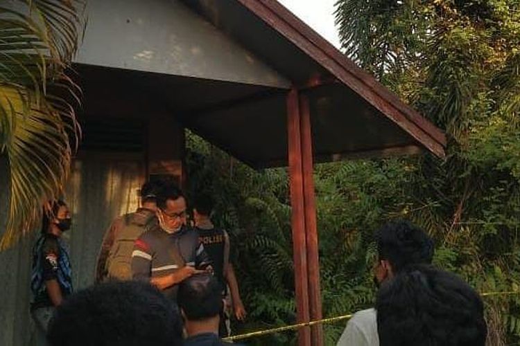 Polisi memasang garis polisi di lokasi penemuan jasad wanita tanpa kepala di Banjarmasin, Kalsel, Rabu (2/6/2021). 