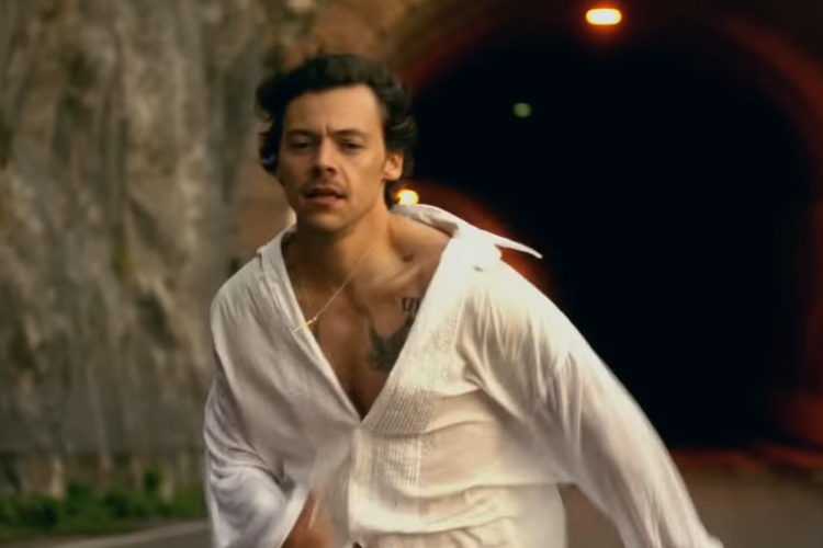 Harry Styles dalam video klip lagu Golden