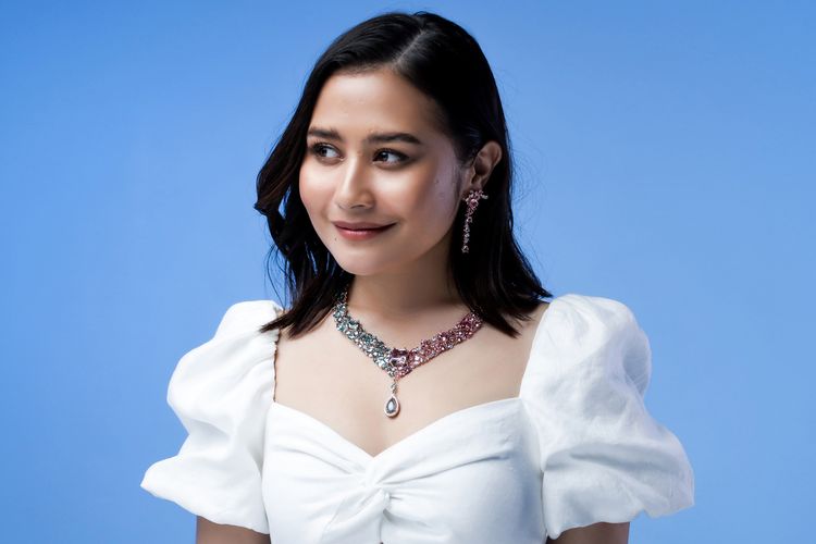 Prilly Latuconsina mengenakan set perhiasan yang terinspirasi oleh The Little Mermaid