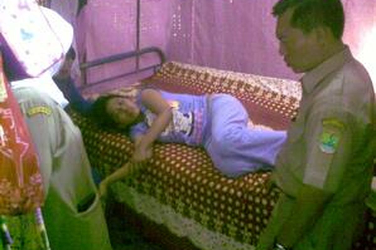 Ida (22), tenaga kerja Indonesia asal Medangasem, Kabupaten Karawang, Jawa Barat, Rabu (9/12), terkulai di rumahnya karena luka.