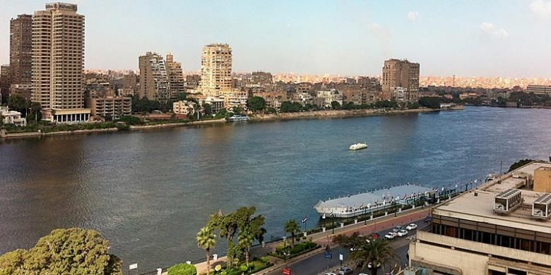 Salah satu sudut pusat kota Kairo di tepian Sungai Nil. Menurut sejarawan Yunani, Herodotus, Mesir adalah hadiah dari Sungai Nil. 