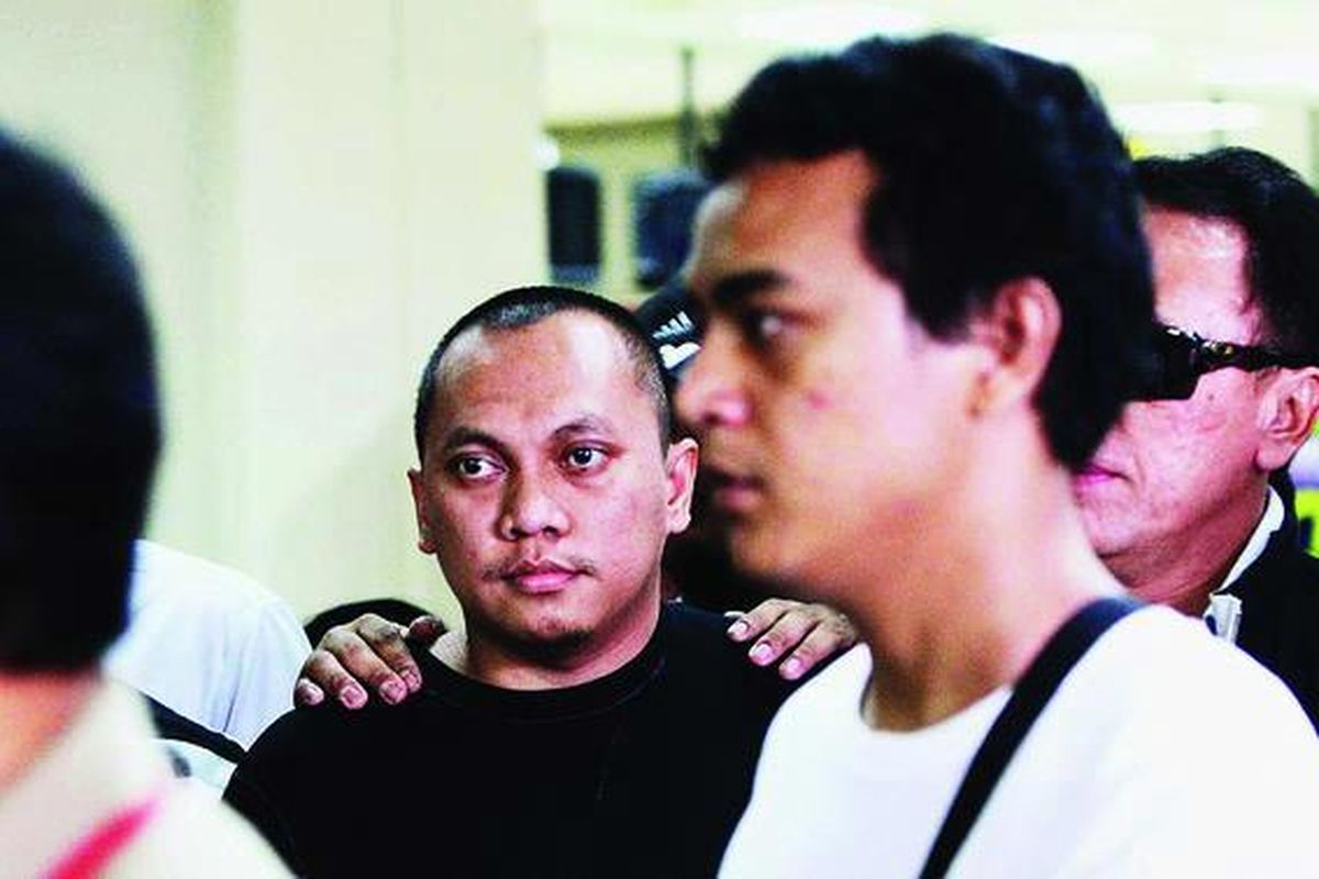 Pegawai Direktorat Jenderal Pajak, Gayus HP Tambunan, yang menjadi tersangka kasus penggelapan pajak sebesar Rp 24,6 miliar dikawal petugas keamanan saat tiba di  Bandara Soekarno-Hatta, Tangerang, dari Singapura untuk selanjutnya dibawa ke Mabes Polri, Rabu (31/3).