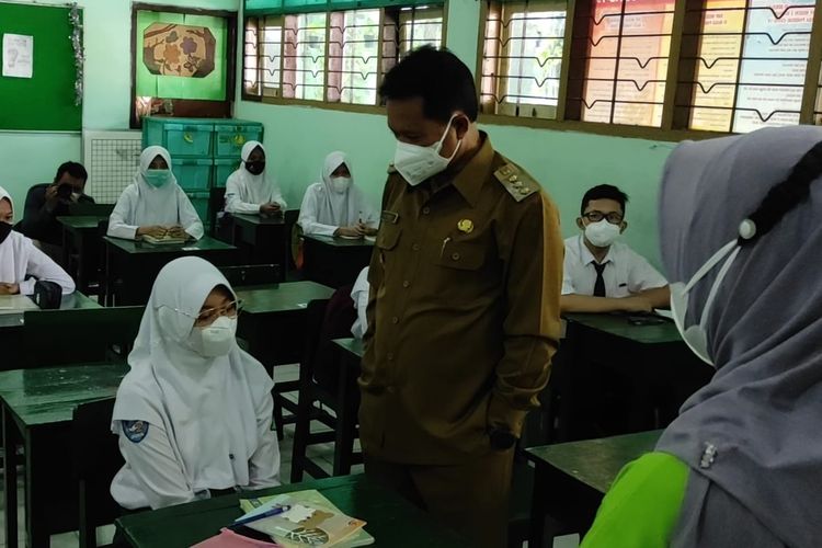 PANTAU PTM—Walikota Madiun, Maidi meninjau pelaksanaan pembelajaran tatap muka di salah satu SMP di Kota Madiun, Senin (20/9/2021).