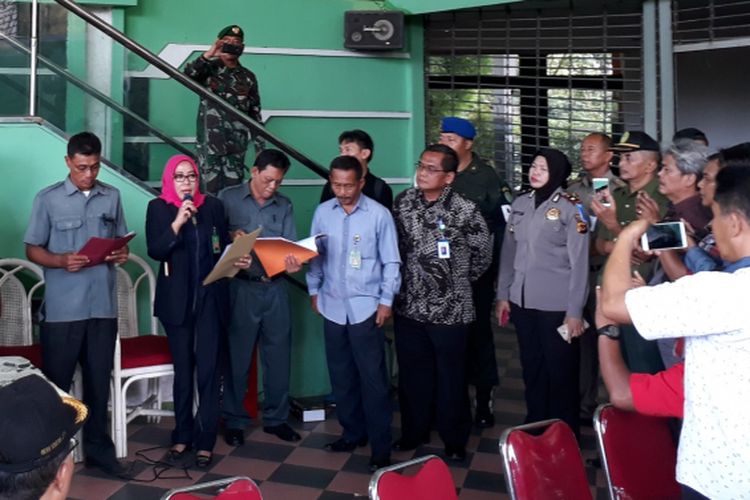 Pihak Pengadilan Negeri Kota Bogor membacakan surat keputusan tentang eksekusi pengosongan lahan seluas 18 hektar di Bogor Golf Club, Rabu (8/11/2017). 