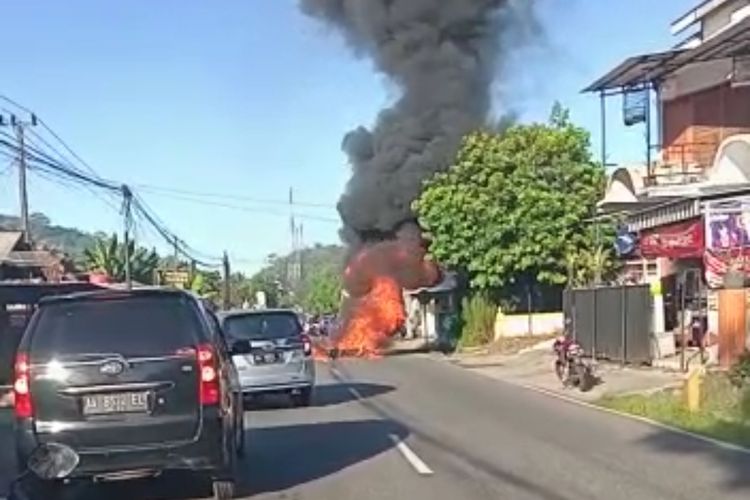 Dok satpol PP Damkar Kabupaten Purworejo : Kepulan asap tebal di Jalan Purworejo-magelang akibat 1 motor terbakar ditengah jalan pada Jumat (8/7/2022)