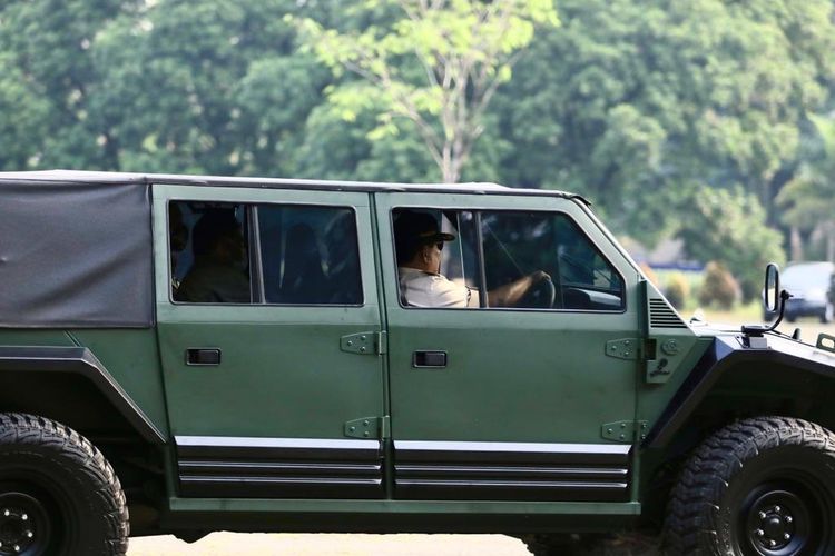 Menteri Pertahanan Prabowo Subianto saat menjajal rantis Maung buatan PT Pindad, Minggu (12/7/2020).