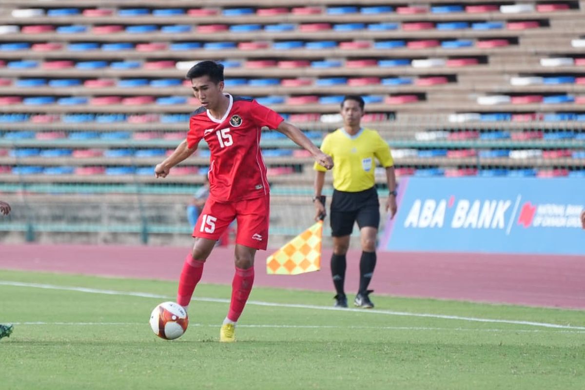 Aksi pemain timnas U22 Indonesia, Muhammad Taufany Muslihuddin (kanan), dalam laga lanjutan fase grup sepak bola SEA Games 2023 kontra Myanmar. Laga timnas U22 Indonesia vs Myanmar berlangsung di Stadion Nasional Olimpiade, Phnom Penh, Kamboja, pada Kamis (4/5/2023) sore WIB.