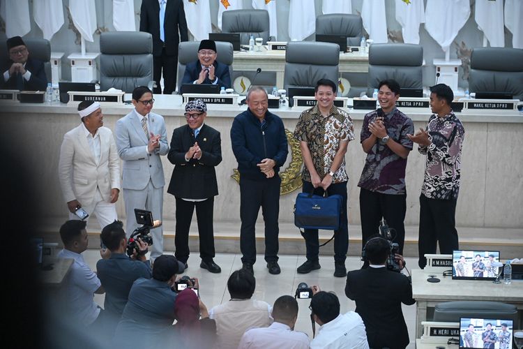 Persib Bandung mendapatkan bonus juara berbentuk uang cash Rp 1 Miliar kadeudeuh dari Gubernur Jawa Barat Dedi Mulyadi pada Rabu (3/6/2026) di Gedung DPRD Provinsi Jawa Barat. 
