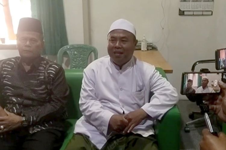 Ketua Rois Syuriah PCNU Tegal Nawawi Ashari memberikan keterangan pers terkait penarikan mobil bantuan dari anggota DPR Fraksi PKB dari Dapil Jateng IX, Bahrudin Nasori, di Kantor PCNU Kabupaten Tegal, Senin (28/8/2023). 