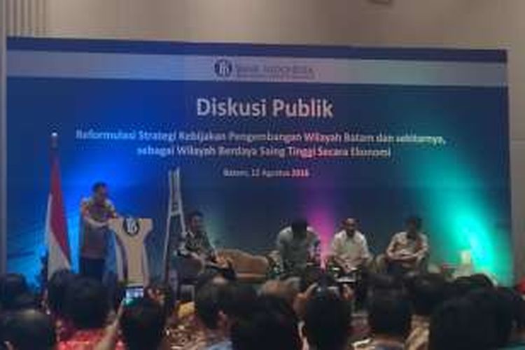Gubernur Bank Indonesia Agus Martowardojo saat berbicara di acara diskusi publik di Batam, Kepulauan Riau, Jumat (12/8/2016)