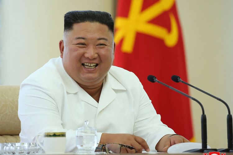 Dalam gambar ini diambil pada 7 Juni 2020 dan dirilis dari Kantor Berita Pusat Korea (KCNA) resmi Korea Utara pada 8 Juni 2020 Pemimpin Korea Utara Kim Jong Un tersenyum saat menghadiri pertemuan Biro Politik ke-13 dari Komite Pusat Pekerja ke-7. 