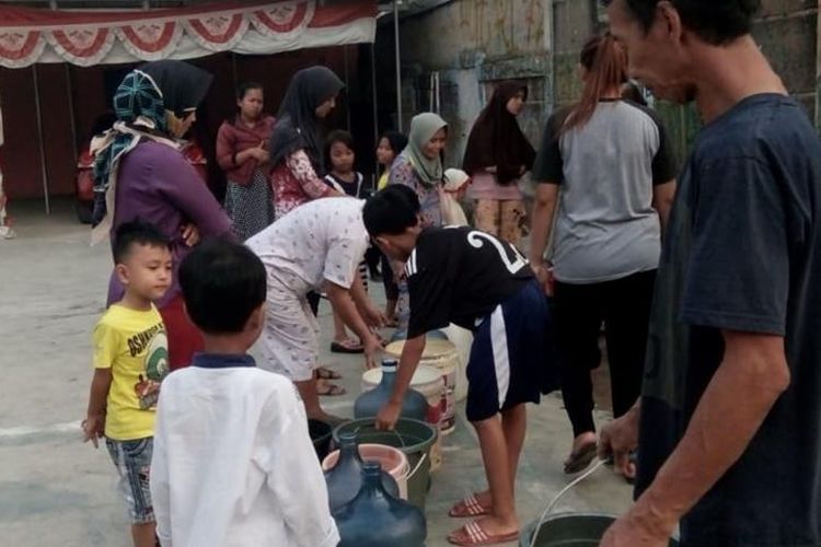 Warga Kampung Pemagarsari, Desa Parung, Kecamatan Parung, Kabupaten Bogor, Jawa Barat, rela berdesak-desakan demi memperoleh air bersih untuk digunakan MCK, Senin (5/8/2019).