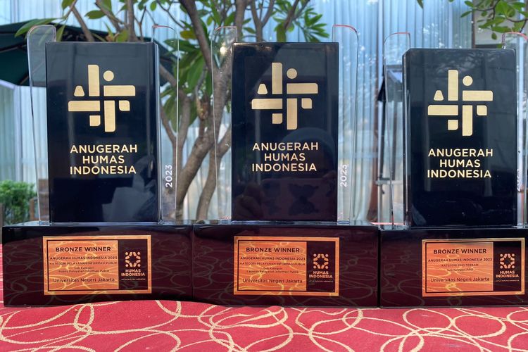 Kantor Humas dan Informasi Publik UNJ meraih tiga penghargaan dari Lembaga Humas Indonesia dalam gelaran The 5th Anugerah Humas Indonesia (AHI) 2023 pada 3 November 2023 di Semarang, Jawa Tengah.
