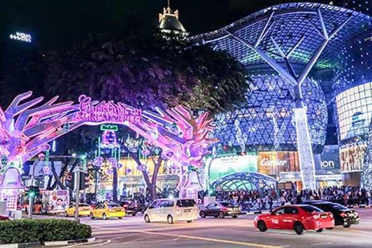 Orchard Road jadi jalanan paling gemerlap dan penuh diskon di Singapura selama bulan Desember.