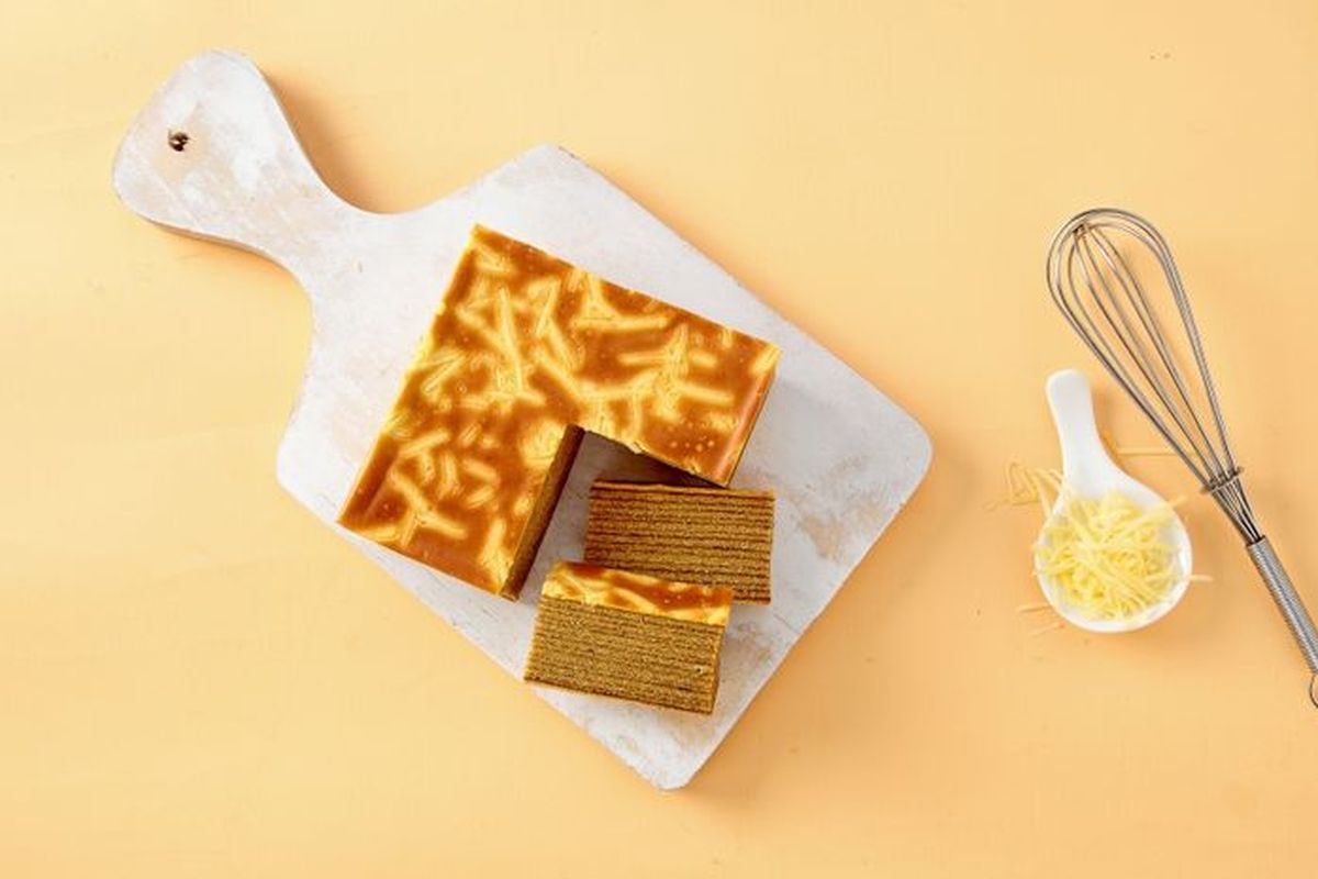 Ilustrasi kue lapis legit di atas talenan. 