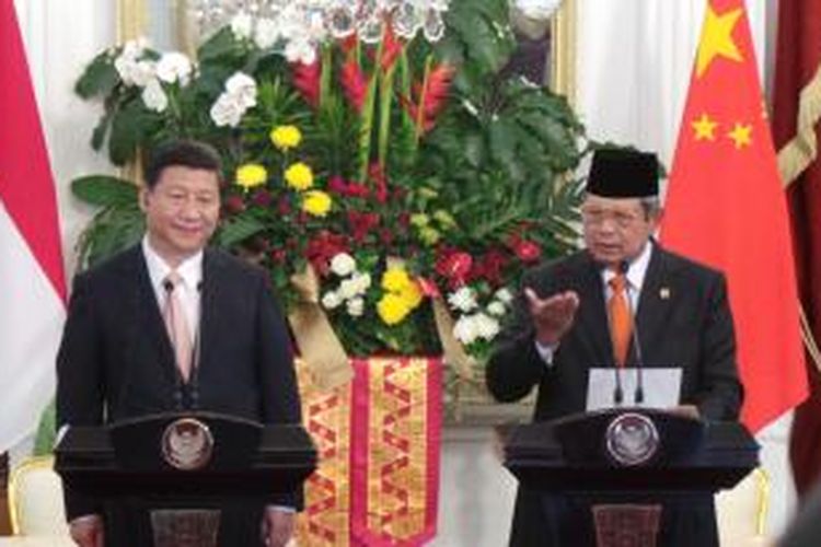 Presiden China Xi Jinping (kiri) dan Presiden Susilo Bambang Yudhoyono (kanan) memberikan pernyataan pers bersama di Istana Merdeka, Jakarta, Rabu (2/10/2013).