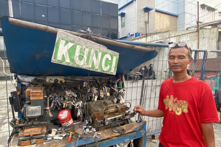 Dari Trotoar Jalanan, Tukang Duplikat Kunci di Ragunan Raup Rp 9 Juta per Bulan