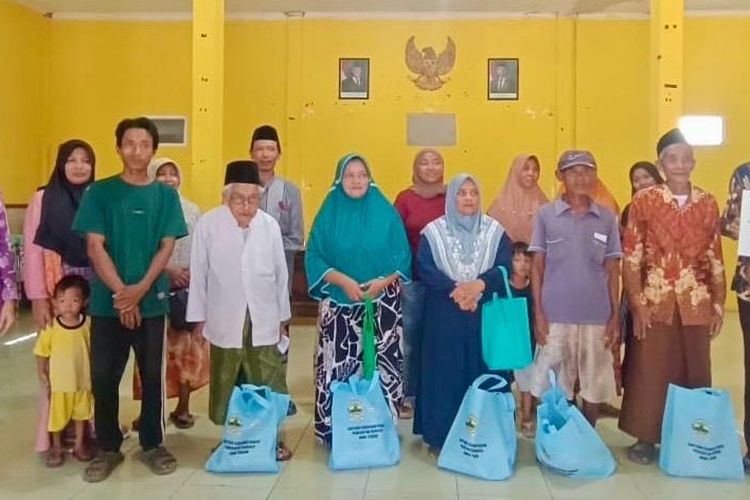 Bantuan sembako dari Pemprov Jateng untuk warga terdampak banjir rob Demak.