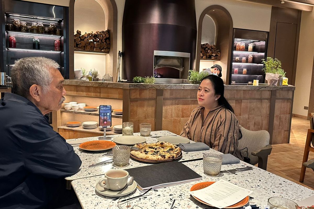 Menko Marves Luhut Binsar Pandjaitan bertemu dengan Ketua DPR Puan Maharani di Singapura, Selasa (28/11/2023). 