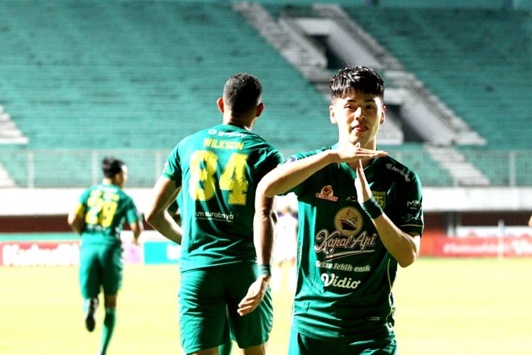 Pemain Persebaya Surabaya Taisei Marukawa merayakan gol ke gawang Persita Tangerang pada laga Liga 1 2021-2022 di Stadion Maguwoharjo, Sleman, Rabu (24/11/2021).