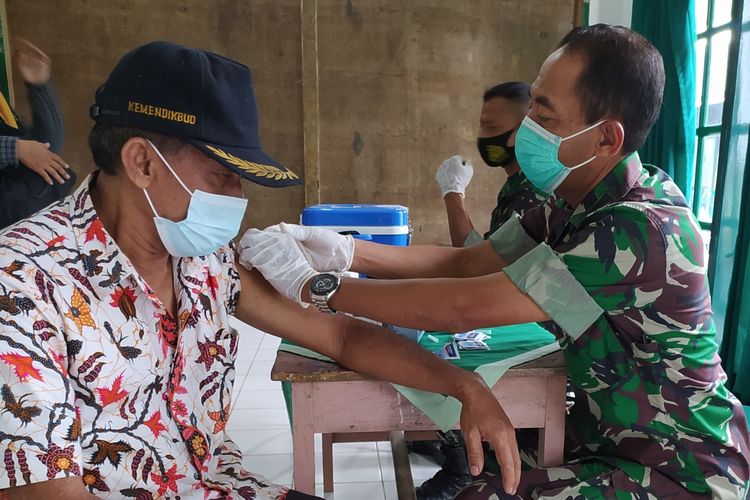 Vaksinasi booster di Kodim 0701/Banyumas, Jawa Tengah, Kamis (20/1/2022).