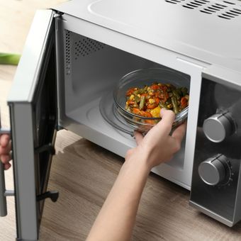 Ilustrasi microwave, menghangatkan makanan dengan microwave.