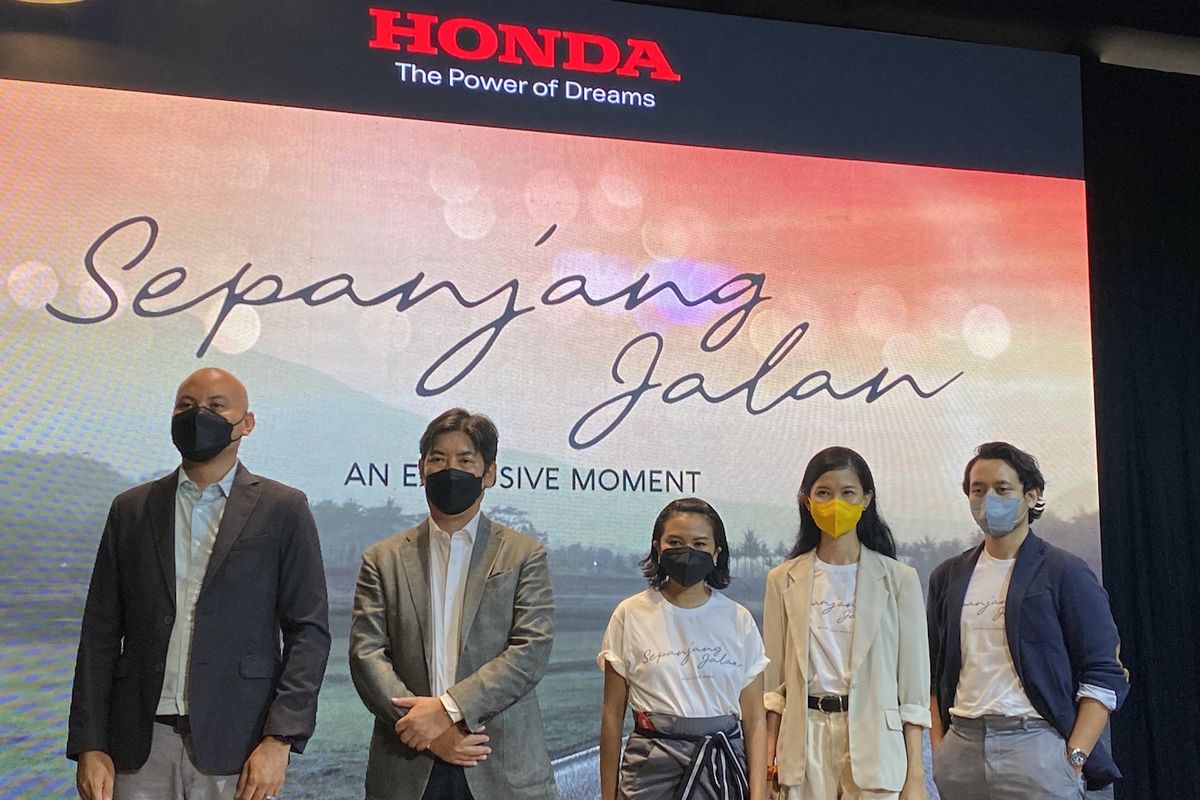  PT Honda Prospect Motor mempersembahkan film pendek berjudul ?Sepanjang Jalan? yang ditayangkan untuk pertama kalinya di Dreams Café, Senayan Park, Jakarta, Jumat (1/4/2022).

