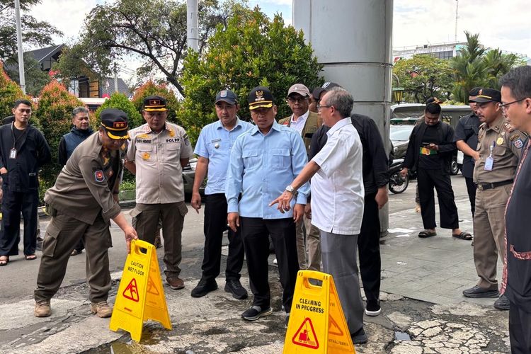 Wali Kota Depok Supian Suri meninjau titik banjir di dekat Depok Town Square (Detos), Jalan Margonda Raya, Kota Depok, Kamis (23/10/2025).