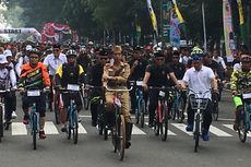 Pakai Baju ala Bung Tomo, Jokowi Gowes Sepeda Tua di Bandung