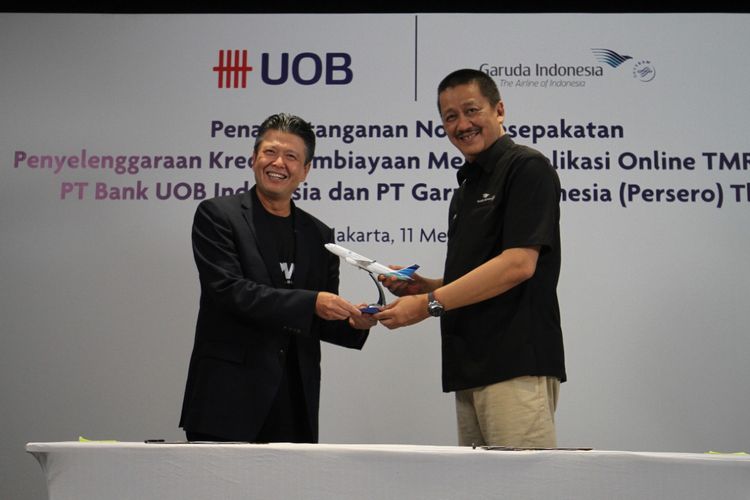 Presiden Direktur UOB Indonesia Hendra Gunawan dan Direktur Utama Garuda Indonesia Irfan Setiaputra