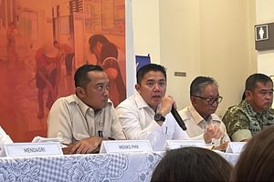 Seskab Teddy Respons Anggapan Pemerintah Lambat Tangani Bencana Sumatera