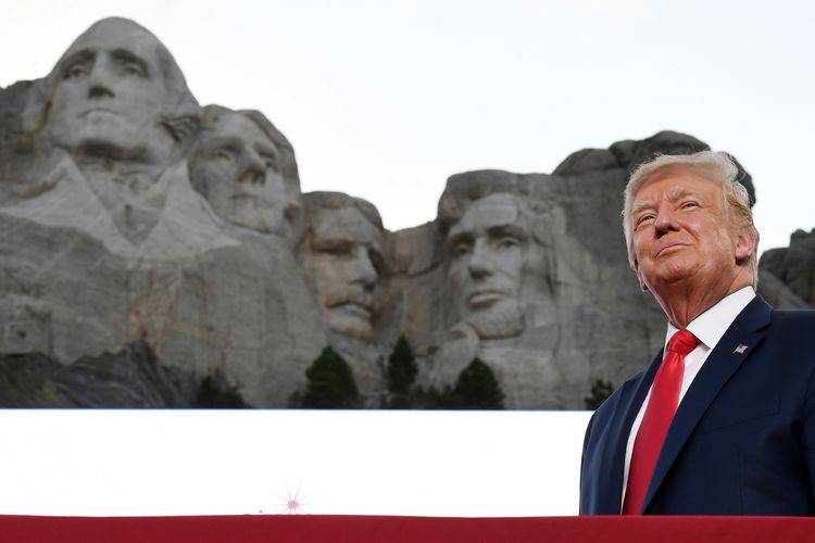 Presiden Amerika Serikat Donald Trump hadir dalam Hari Kemerdekaan yang berlangsung di Mount Rushmore, Keystone, South Dakota, pada 3 Juli 2020.