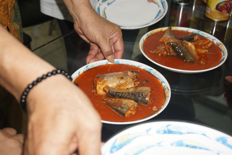 Ikan makarel dalam kaleng sudah aman untuk dikonsumsi dan produk yang mengandung cacing parasit sudah ditarik dari peredaran serta dimusnahkan