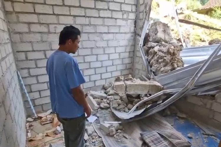 Hujan deras mengguyur Kabupaten Ponorogo menyebabkan tebing longsor menimpa rumah Hariyanto warga Desa Jurug, Kecamatan Sooko, Kabupaten Ponorogo. Untuk mengantisipasi longsor susulan Hariyanto memilih evakuasi mandiri ke rumah orang tuanya.