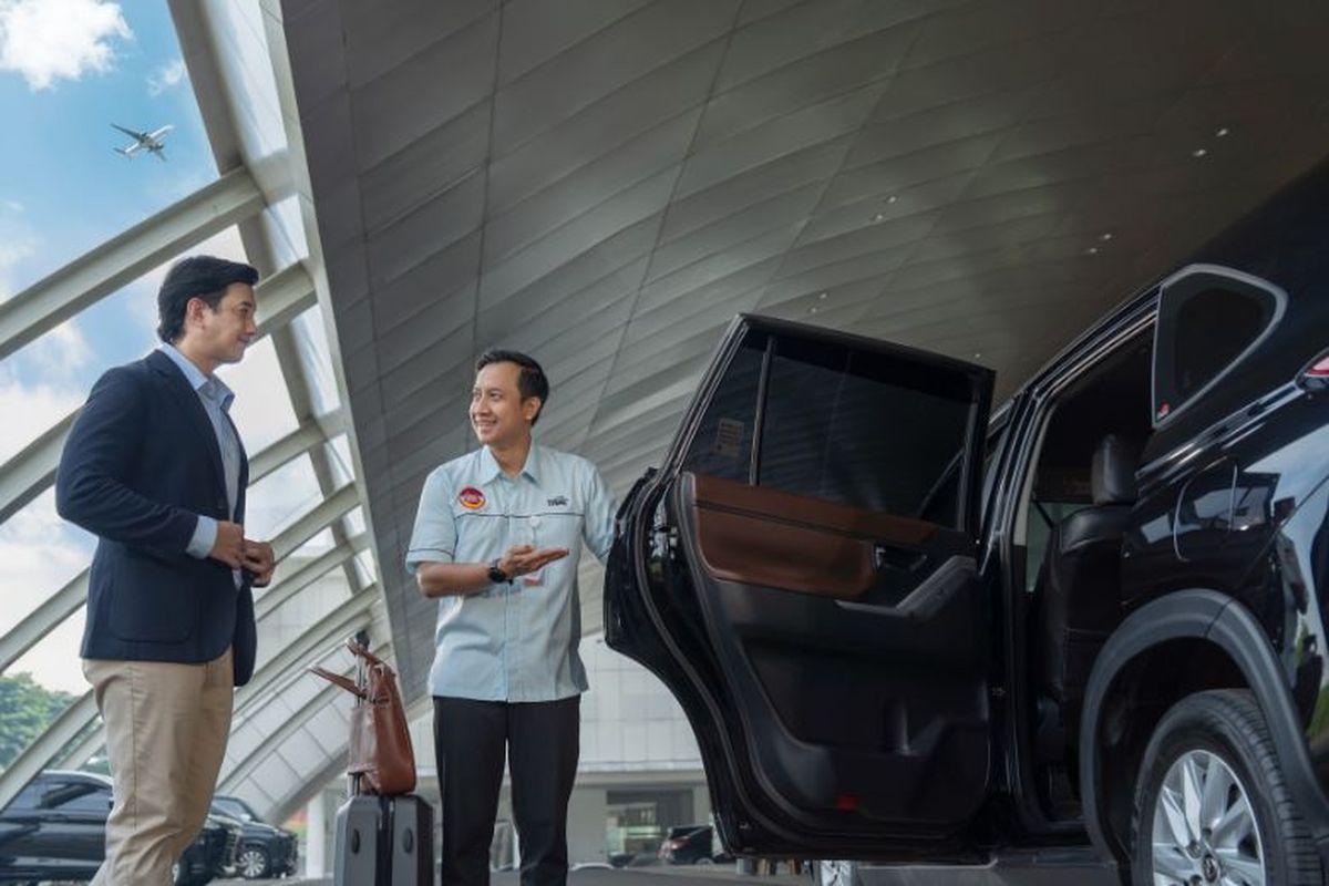 Petugas TRAC melayani pelanggan dengan ramah dalam layanan rental kendaraan yang nyaman dan efisien, mendukung kelancaran perjalanan dinas maupun wisata selama berada di kota tujuan. 