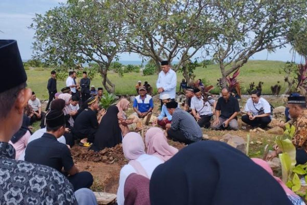 Pemakaman Alesha Erina Putri, balita yang meninggal dunia usai dirawat di RSUD Abdoel Moeloek.