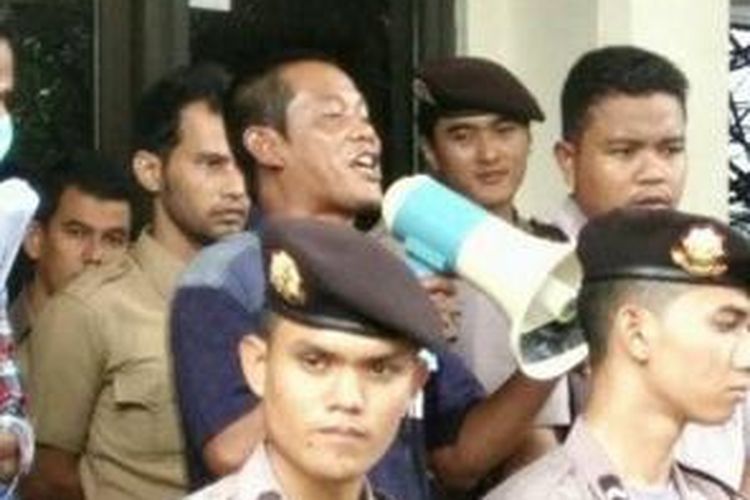 Wakil Ketua DPRD Lhokseumawe T Sofyanus saat menyampaikan orasi dan menyinggung soal wartawan yang menulis berita harus dibayar di halaman DPRD Lhokseumawe, Rabu (28/10/2015) 