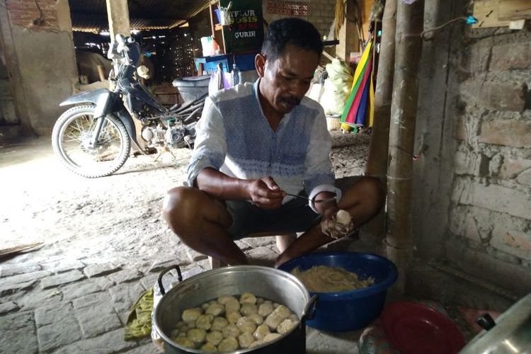 Pedagang pentol di Bojonegoro, Suwoko, memproduksi pentol menggunakan biogas.