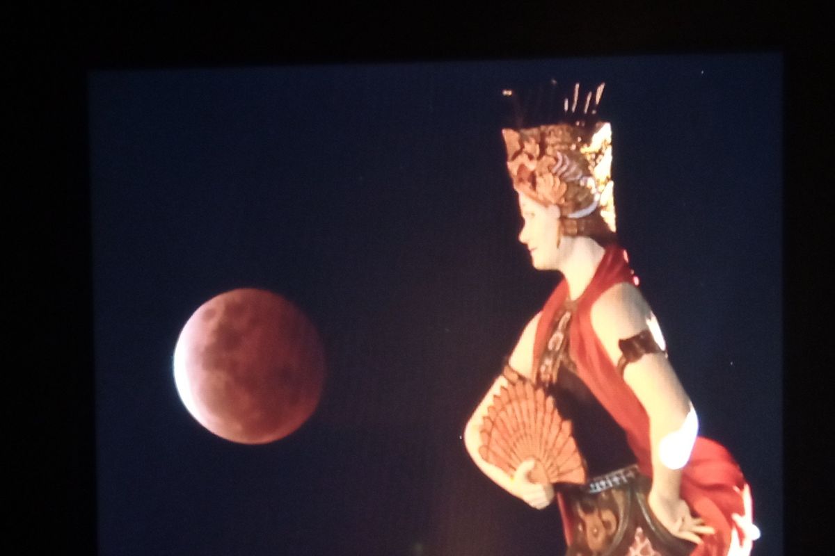 Gerhana bulan total merah nampak dari Monumen Patung penari gandrung, di jalur pantai utara Kabupaten Banyuwangi, Jawa Timur, Rabu (27/5/2021). 